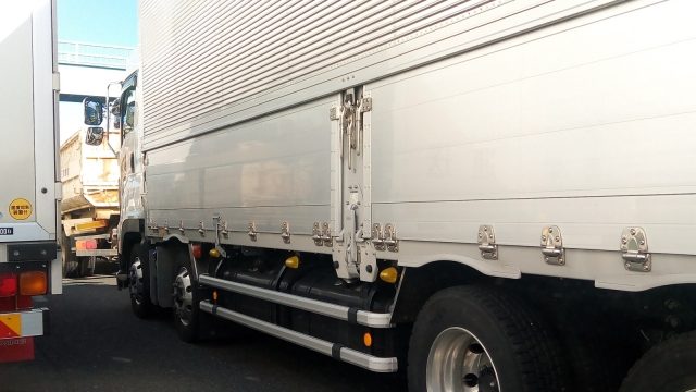 大型トラック(10tトラック)のサイズ/荷台寸法/幅/長さ/高さ/大きさがまるわかり